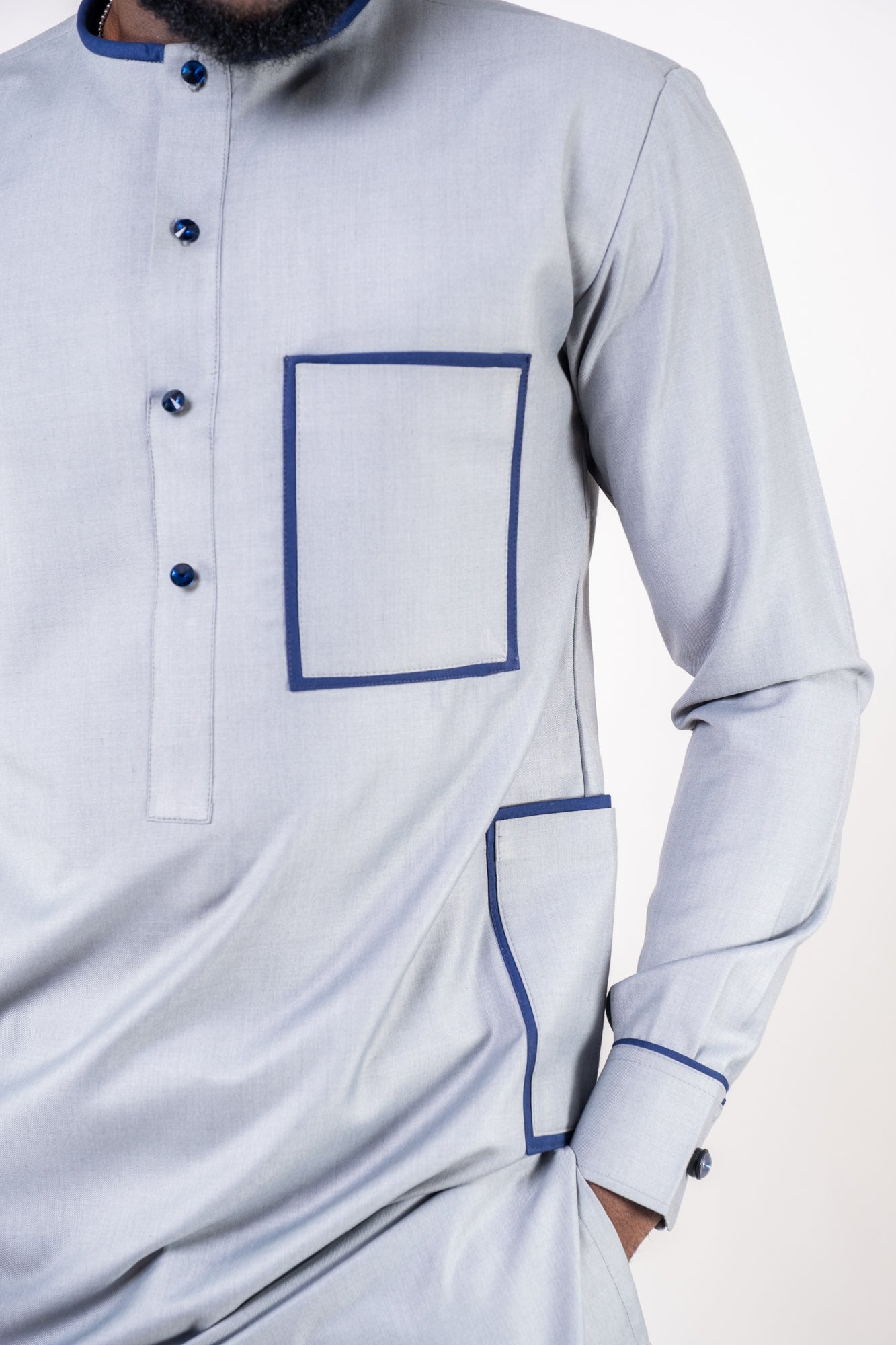 Tenue MARA – Élégance minimaliste & détails contrastés