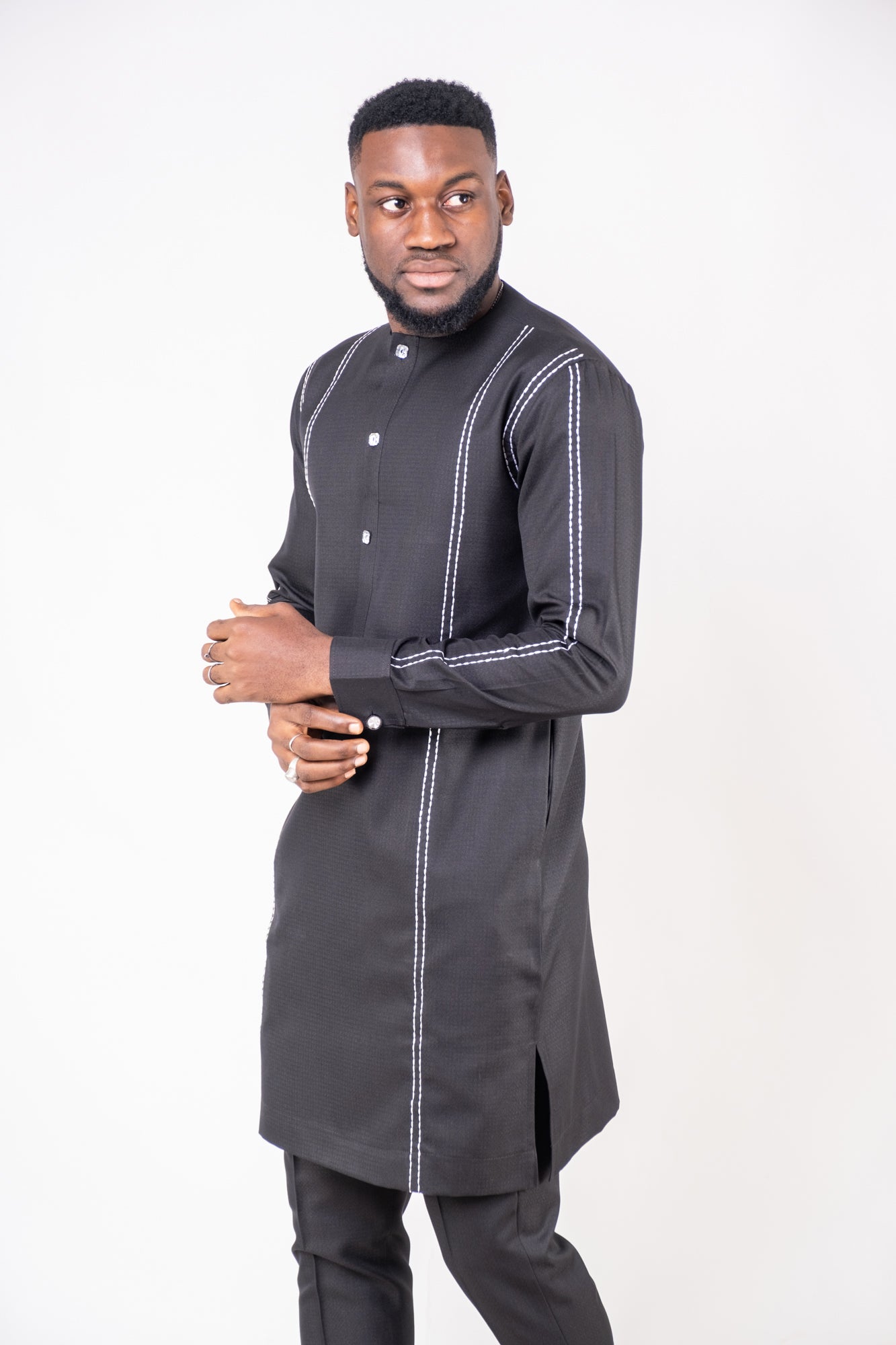 Tenue BANDIOUGOU – Élégance minimaliste avec détails premium